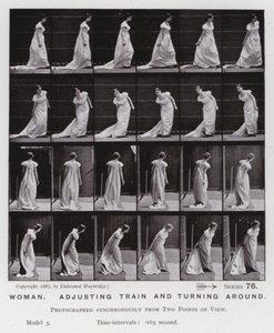 Den menneskelige figuren i bevegelse: Kvinne, justerer tog og snur (s/hvitt-bilde) av Eadweard Muybridge