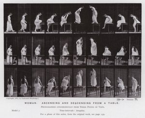 Den menneskelige figuren i bevegelse: Kvinne, som stiger opp og ned fra et bord (s/hvitt-bilde) av Eadweard Muybridge