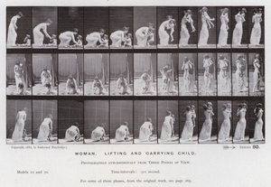 Den menneskelige figuren i bevegelse: Kvinne, løftende og bærende barn (s/hvitt-bilde) av Eadweard Muybridge