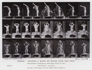 The Human Figure in Motion: Kvinne, porerer et basseng med vann over hodet hennes (s/hvitt-bilde) av Eadweard Muybridge