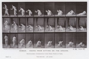 Den menneskelige figuren i bevegelse: Kvinne, reiser seg fra å sitte på bakken (s/hvitt-bilde) av Eadweard Muybridge