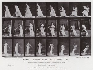 The Human Figure in Motion: Kvinne som setter seg ned og flørter en fan (s/hvitt-bilde) av Eadweard Muybridge