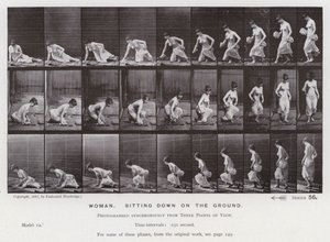 Den menneskelige figuren i bevegelse: Kvinne som setter seg på bakken (s/hvitt-bilde) av Eadweard Muybridge