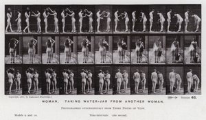 Den menneskelige figuren i bevegelse: Kvinne, tar vannkrukke fra en annen kvinne (s/hvitt-bilde) av Eadweard Muybridge