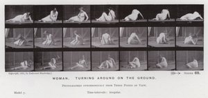 Den menneskelige figuren i bevegelse: Kvinne som snur seg på bakken (s/hvitt-bilde) av Eadweard Muybridge