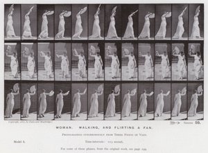 The Human Figure in Motion: Kvinne som går og flørter en fan (s/hvitt-bilde) av Eadweard Muybridge