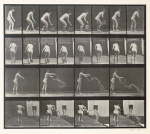 Kvinne kaster en bøtte med vann, plate 401 fra 