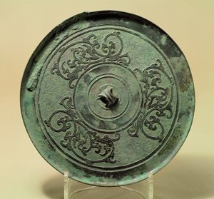 Speil med interlacing Dragons, Eastern Zhou-dynastiet, Warring States-perioden, 475-221 BC (bronse)