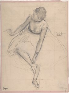 Dancer Adjusting Her Slipper, 1873 (grafitt forsterket med svart og hvitt kritt på rosa vevd papir) av Edgar Degas