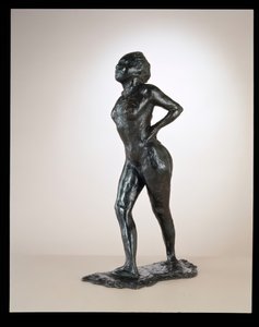 Danser i hvile, hender på hofter, høyre ben fremover, ca. 1881-1890 kastet 1919-1925. av Edgar Degas