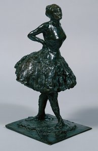 Danser i uformell kjole, hendene på hoftene, høyre ben fremover, støpt ca. 1919-21 av Edgar Degas