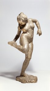 Danser ser på fotsålen (gips) av Edgar Degas