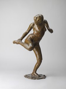 Danser som ser på den høyre fotsålen (bronse med en blek brun patina. Hul, tapt voks, støpt)