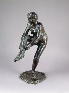 Danser tar på seg strømpene (bronse)