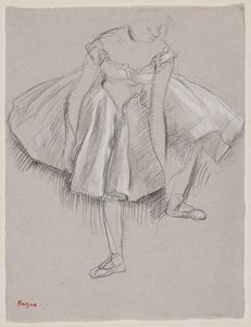 Danseuse rajustant son chausson, tidlig på 1880-tallet (kull og pastell på papir) av Edgar Degas