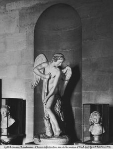 Amor skjærer ut buen fra klubben til Hercules, 1747-50 (se også 346091) (marmor)