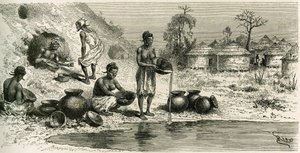 Kvinner i landsbyen Koumakhana vasker gull, i bakgrunnen søker menn gull i underjordiske gallerier. Gravering av Riou, for å illustrere historien "Exploration du Haut-Niger (Haut-Niger)" (dagens Mali) av kommandør Joseph Gallieni (1849-1916) fra av Edouard Riou