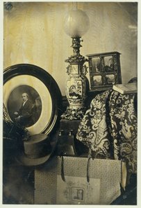 Stilleben med fotografisk portrett av Asser, stereoskop og portfolio