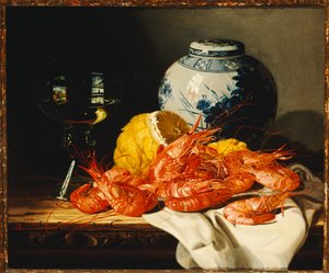 Reker, en skrelt sitron, et glass vin og en blå og hvit ingefærkrukke på et drapert bord
