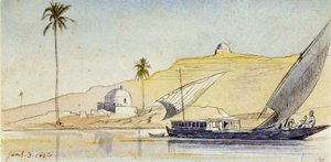 En stor egyptisk fellucca ved Nilen (Egypt), foran de bratte breddene, med et palmetre og to hvite marabouter, som fremhever ørkenaspektet i landskapet. av Edward Lear