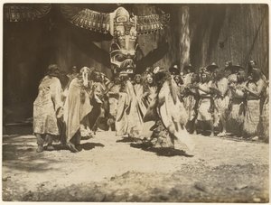 [Naida danser Livets og dødens dans] av Edward S. Curtis