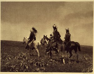 Et vellykket raid for hester. Apsaroke var en av de mest fremmede stammene å frykte, og deres historier om plyndring, mer eller mindre viktige, telles ikke lenger. Foto tatt fra bind 4 av leksikonet utgitt av Edward S. Curtis (1868-1952) på t. av Edward Sheriff Curtis