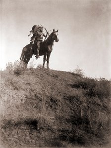 Absaroke Warrior on Horseback av Edward S. Curtis, ca. 1910 (sølvtrykk) av Edward Sheriff Curtis