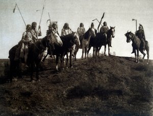 Amerikanske indianere: Apsaroke-kriger til hest av Edward Sheriff Curtis