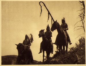 Apsaroke krigsgruppe. Krigeren til høyre holder den buede pinnen til en av stammemilitære organisasjoner. Denne pinnen ble plantet i bakken i det avgjørende øyeblikket av kampen, som et banner bak som bæreren lovet å ikke trekke seg tilbake. Foto t av Edward Sheriff Curtis