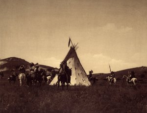 Camp Sioux. Det var vanlig for krigere å ri i en sirkel rundt lederens tipi før de drar på fiendens raid. Foto hentet fra bind 3 av Edward S. Curtis