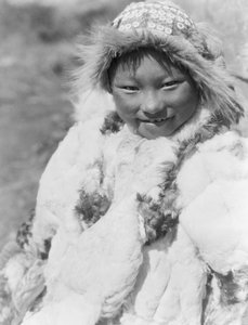 Eskimo-barn identifisert som Uyowutcha, sannsynligvis fra Nunivak Island, Alaska, ca. 1929 (s/hvitt-bilde)