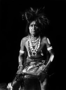 Hopi-indian, iført en Naja rundt halsen, foto av Edward S. Curtis, ca. 1921 av Edward Sheriff Curtis