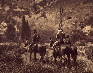 I svart Canon. Apsaroke, uten å være utelukkende fjellboere, elsket alltid åsene, og foretrakk monotone enger ... skyggen av skogene og de klare elvene. Bildet illustrerer skikken med å bære et pannebånd bak hodet eller han av Edward Sheriff Curtis