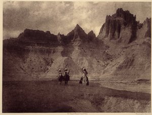 I Badlands. Dette fantastiske bildet ble laget i Sheep Mountain, på Pine Rige Reserve, Badlands, South Dakota. Foto hentet fra bind 3 av Edward S. Curtis