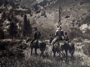 Amerikanske indianere av Apsaroke-stammen i den svarte canyon, USA av Edward Sheriff Curtis