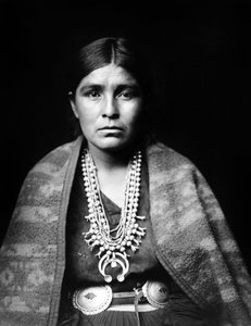 Navajo-kvinne iført sølvkjede med squashblomster, concho-belte, teppe drapert over skuldrene, ca. 1904, foto Edward S. Curtis av Edward Sheriff Curtis