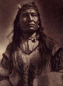 New Chest, indisk Piegan. Foto hentet fra bind 6 av leksikonet utgitt av Edward S. Curtis (1868-1952) om indianerne i Nord-Amerika, med et forord av Theodore Roosevelt. Mellom 1907 og 1930 ble det utgitt 20 bind. av Edward Sheriff Curtis