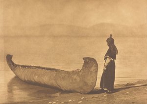 På bredden av innsjøen - Kutenai, 1910. av Edward Sheriff Curtis