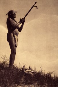 Bønn til mysteriet. Når man ba henne, ble pipen alltid tilbudt Grand Manitou ved å løfte den til himmelen. Ved føttene til tilbederen er en bøffelhodeskalle, som symboliserer ånden til dyret som indianerne var så avhengige av. Mannen vi ser jeg av Edward Sheriff Curtis