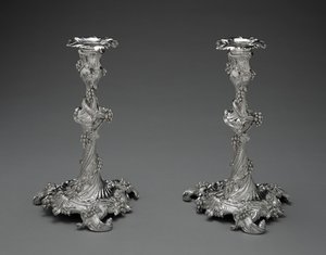 Et par lysestaker, ca. 1755-56 (sølv) av Edward Wakelin