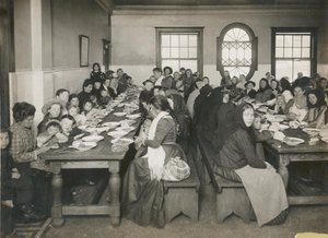 Innvandrere serverte et gratis måltid på Ellis Island, ca. 1906 (s/hvitt-bilde) av Edwin Levick