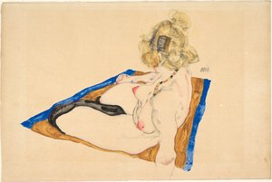 Blond naken sittende på et brunt teppe med blå kant, 1912.