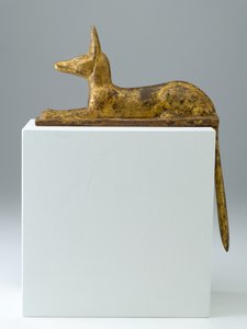 Anubis i form av en liggende sjakal, 26.-25. dynasti, sen periode, 715-525 f.Kr. (tre med gesso og forgylling)