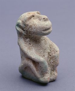 Bavianstatuett, fra Hierakonpolis-tempelet, hovedforekomst, tidlig dynastisk periode, 1.-2. dynasti (glasert fajanse) (se også 113908)