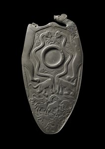 Seremoniell palett med et reservoar for sliping av øyemaling, omgitt av utskårne dyr, fra hovedforekomsten, Hierakonpolis, egyptisk, ca. 3000 f.Kr. (skifer)