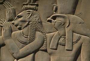 Detalj av et relieff, Bastet og Horus stein