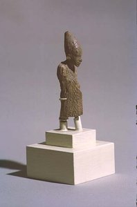 Figur av en konge iført den hvite kronen av Øvre Egypt og kappen til Sed-festivalen, fra Osiris-tempelet, Abydos, tidlig dynastisk periode, ca. 3000 f.Kr. (se også 23814)