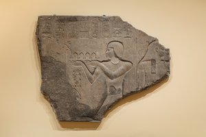 Relieff med Ptolemaios II som ga et offer til en gud, 285-246 f.Kr. (Granitt) av Egyptian