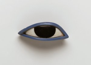 Høyre øye fra en antropoid kiste (obsidian, krystallinsk og blått glass) av Egyptian