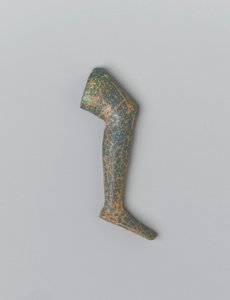 Lite blågrønt ugjennomsiktig glass menneskebein fra en innleggsfigur (glass) av Egyptian